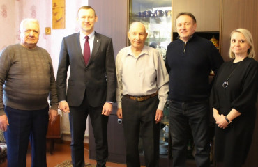 глава Кардымовского района поздравил с юбилеем бывшего директора Кардымовской школы - фото - 1